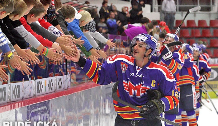 Aleš Kotalík se svými spoluhráči zdraví skvělé publikum