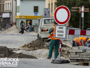 Výstavba přejezdových prahů na Senovážném náměstí