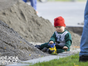 Výstavba přejezdových prahů na Senovážném náměstí
