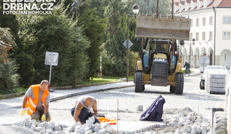 Výstavba přejezdových prahů na Senovážném náměstí