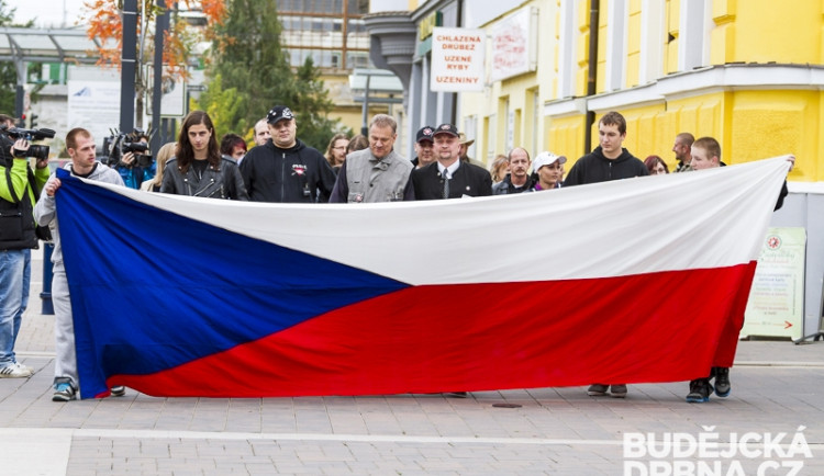 Ulicemi Budějc prošel další protestní pochod