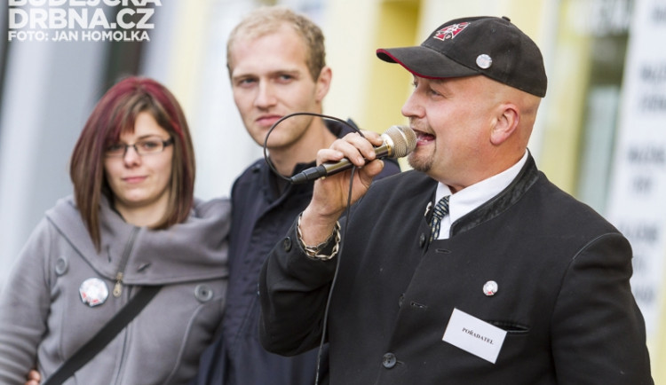 Ulicemi Budějc prošel další protestní pochod