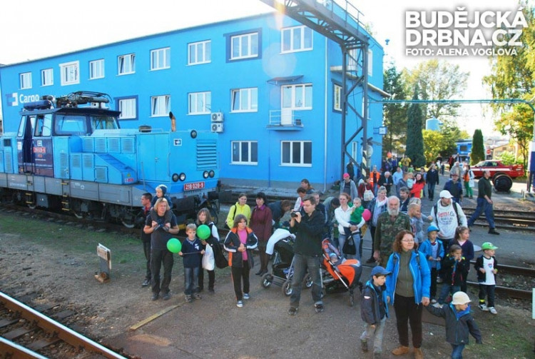 V Depu lidé čekali na příjezd vlaku, aby pokračovali dál