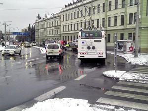 Srážka autobusu, trolejbusu a osobního automobilu na Lidické. Foto Matěj Matoušek