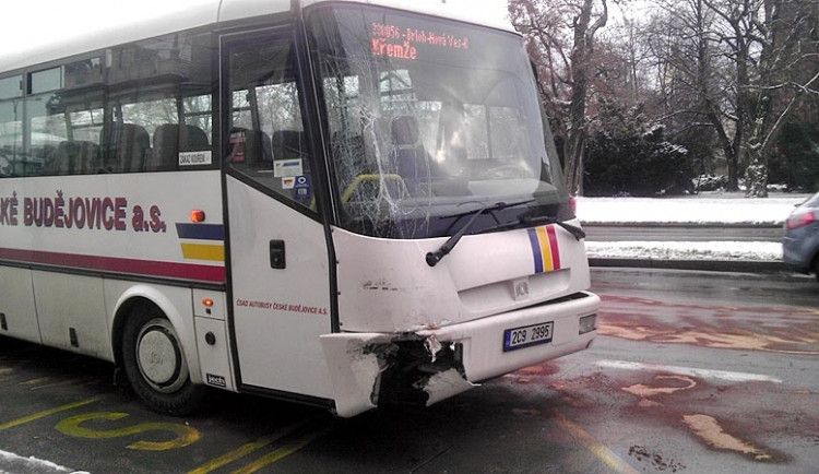 Srážka autobusu, trolejbusu a osobního automobilu na Lidické. Foto Matěj Matoušek