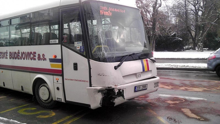 Srážka autobusu, trolejbusu a osobního automobilu na Lidické. Foto Matěj Matoušek