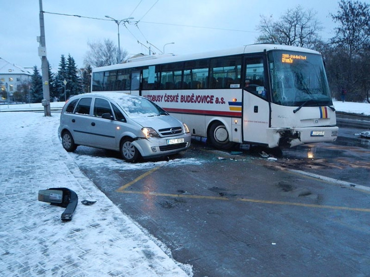 Srážka autobusu, trolejbusu a osobního automobilu na Lidické. Foto HZS Jihočeského kraje