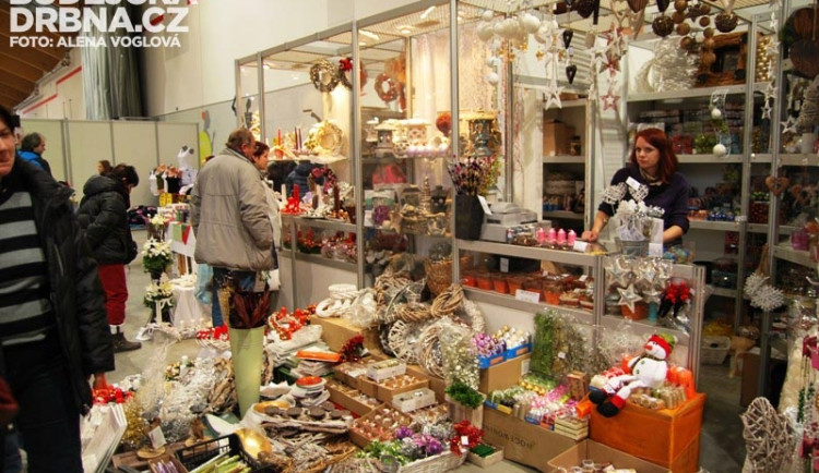 Třpytivé ozdoby přidávaly na sváteční atmosféře
