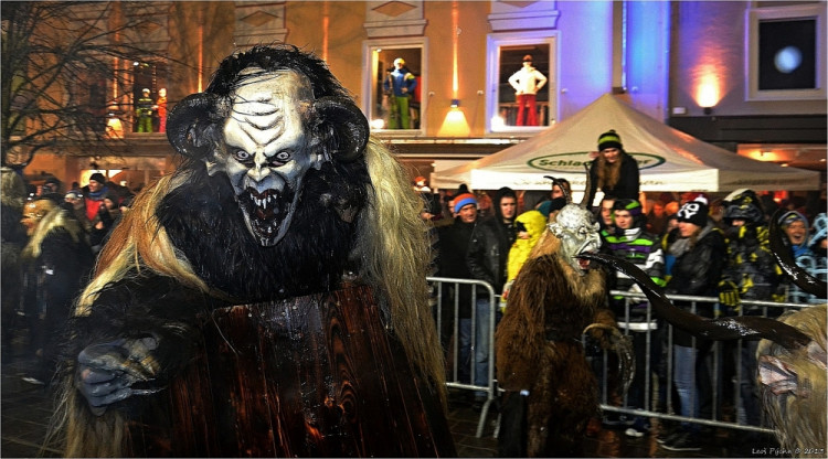 Krampusové v rakouském Schladmingu. Soutěží Leoš Pýcha