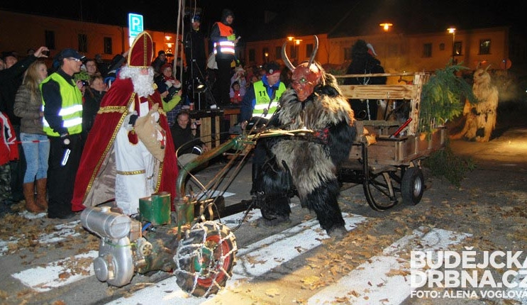 Mikuláš rozdával dětem bonbóny