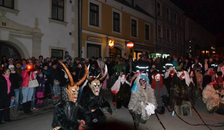 Pekelná tradice v Nových Hradech