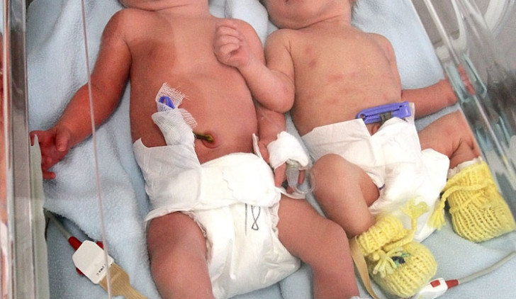 Deniel a Dominik (zprava) Fošumovi z Římova jsou prvními jihočeskými miminky roku 2014