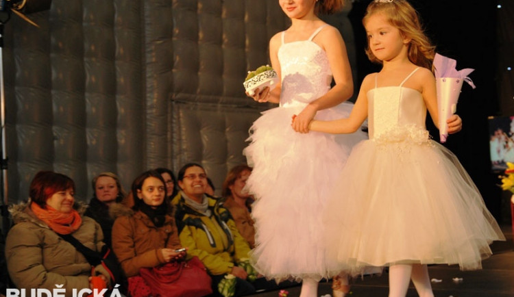 Holčičky si užily svou první zkoušku svatebních šatů