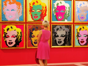 Návštěvníci výstavy Andyho Warhola barevně ladili