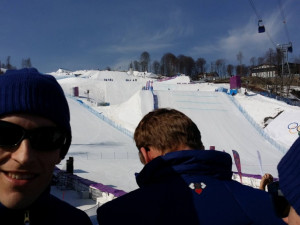 Skokan na lyžích Jan Matura na závodě ženského snowboardcrossu