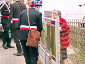 Koledníci u jednoho stavení