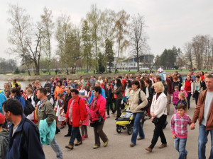 Cestou se k průvodu přidávalo více a více lidí