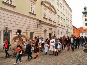 A jde se na náměstí Přemysla Otakara II.