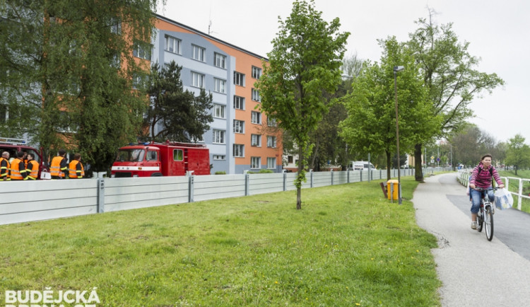 Cvičná stavba protipovodňové stěny