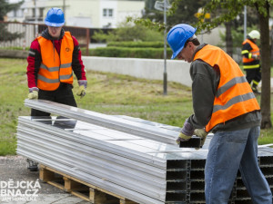 Cvičná stavba protipovodňové stěny na Jiráskově nábřeží