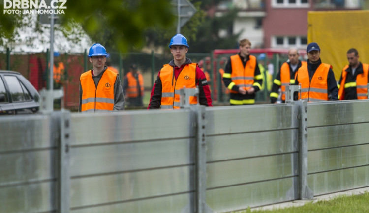 Cvičná stavba protipovodňové stěny na Jiráskově nábřeží