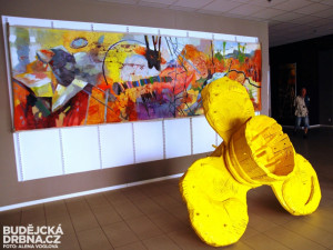 Vchod zdobí dílo Vladimíra Větrovského