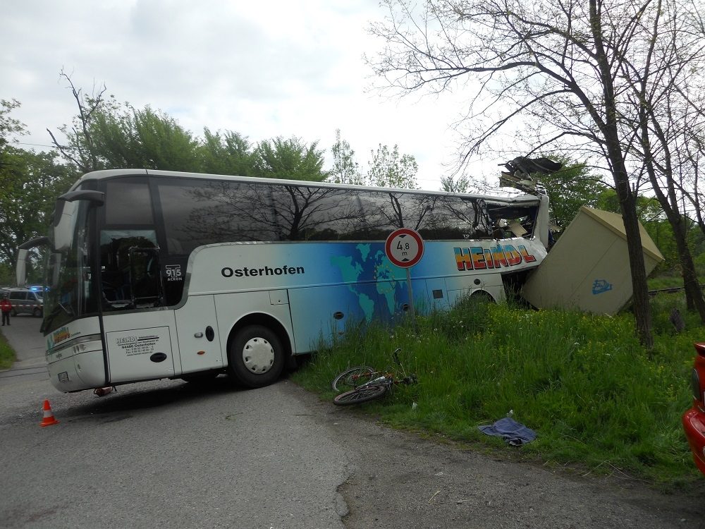 Srážka autobusu a osobního vlaku u Hluboké