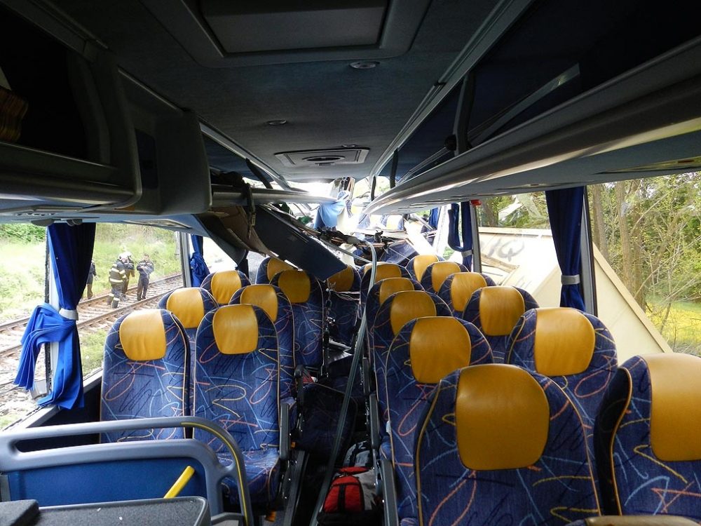 Srážka autobusu a osobního vlaku u Hluboké