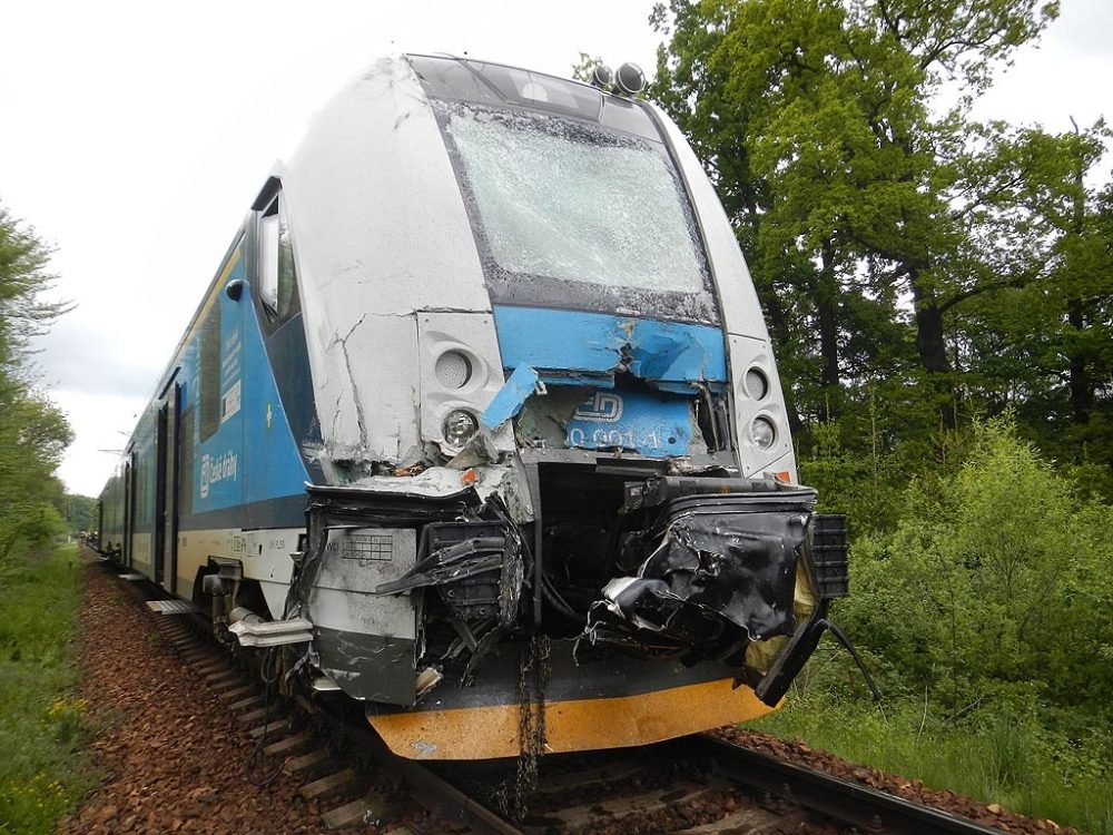 Srážka autobusu a osobního vlaku u Hluboké