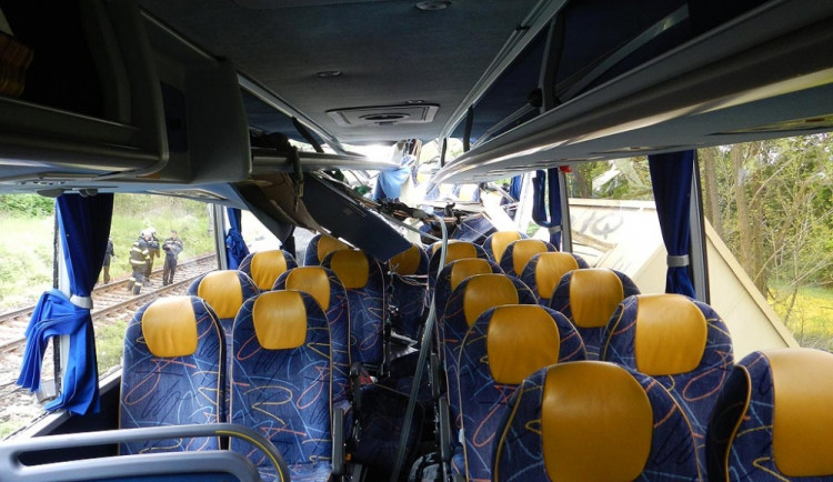 Srážka autobusu a osobního vlaku u Hluboké