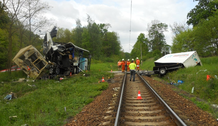 Srážka autobusu a osobního vlaku u Hluboké