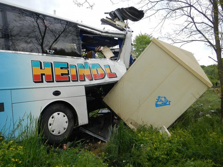 Srážka autobusu a osobního vlaku u Hluboké