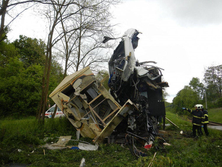 Srážka autobusu a osobního vlaku u Hluboké