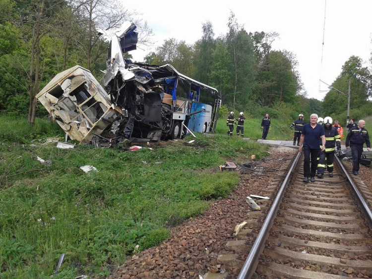 Srážka autobusu a osobního vlaku u Hluboké
