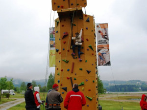 I v dešti se našli zájemci o horolezeckou stěnu
