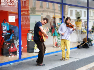 Tito dva umělci na programu Buskers festu psáni nebyli
