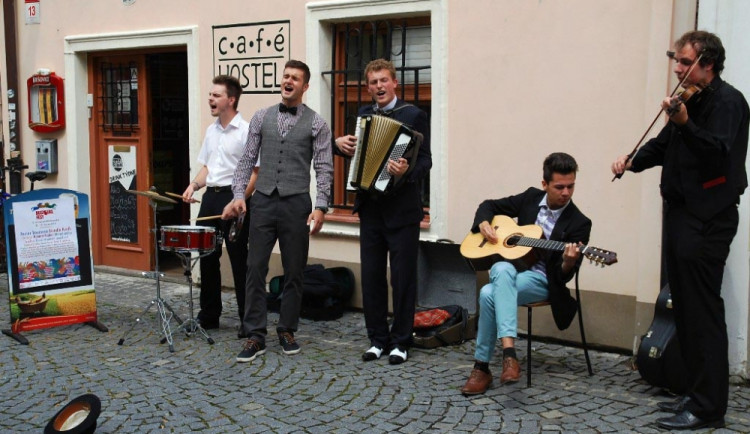 U Café hostelu se hrálo nejdřív venku. Déšt pak zahnal skupinu pod střechu