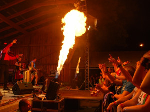 Dojem z koncertu umocňovala i ohňová show