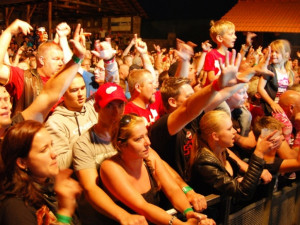 Koncert Tří sester přilákla na Holkov hodně lidí