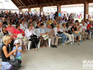 Publikum mohlo poslouchat hudební produkci pod přístřeškem