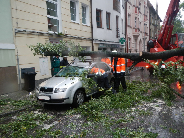 Pád větve stromu na zaparkovaná auta v ulici Československých legií. Foto HZS Jihočeského kraje