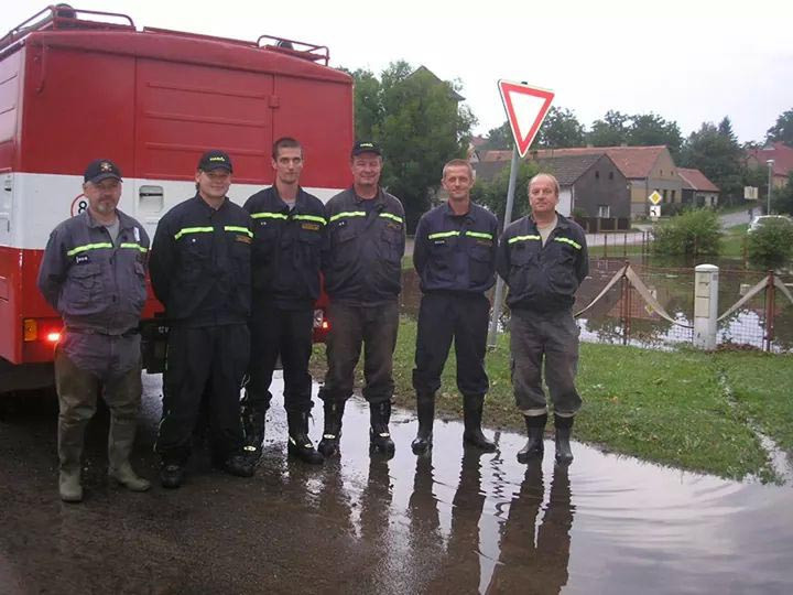 Dobrovolní hasiči z Jankova v akci po pondělní bouři. Foto Jarda Hovorka