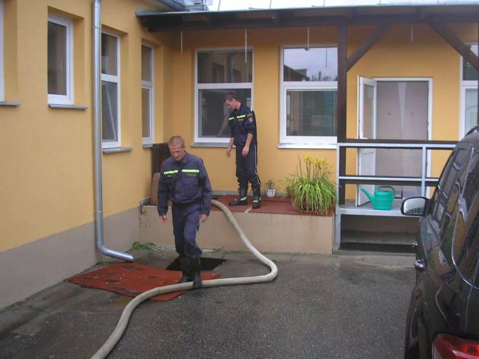 Dobrovolní hasiči z Jankova v akci po pondělní bouři. Foto Jarda Hovorka