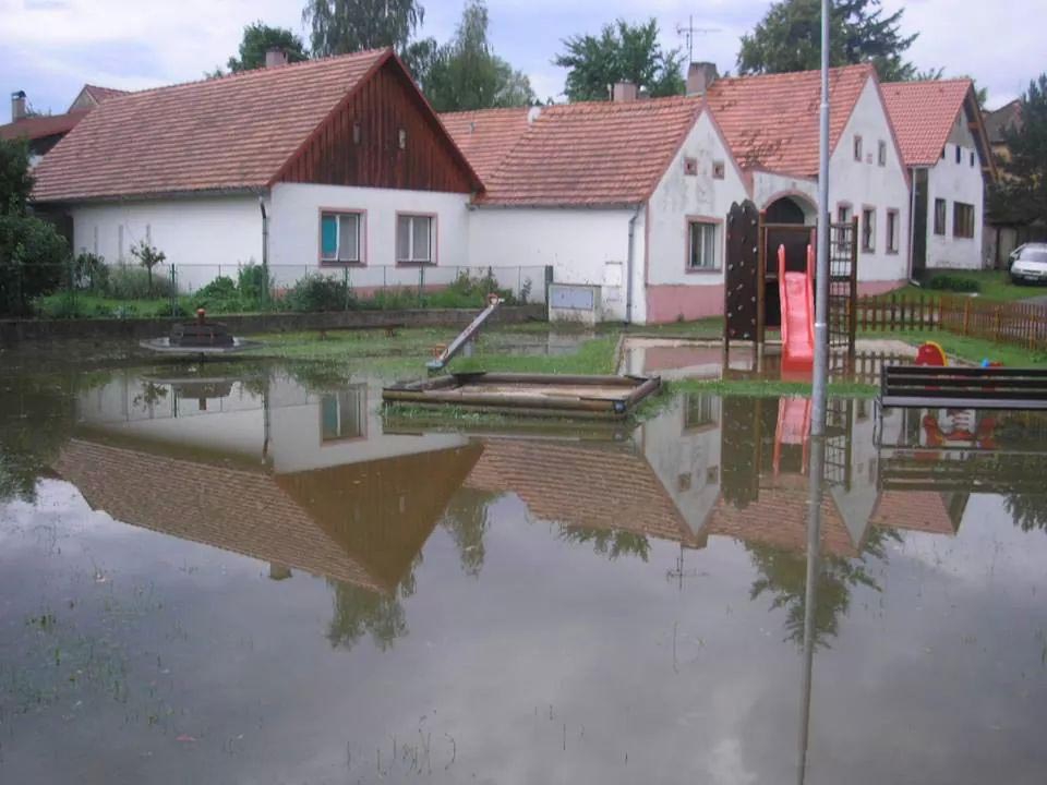Dobrovolní hasiči z Jankova v akci po pondělní bouři. Foto Jarda Hovorka