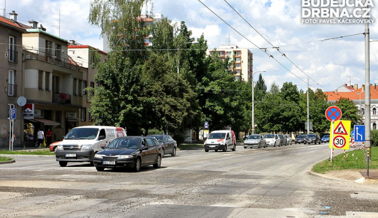 První etapa obnovy povrchu na Pražské třídě