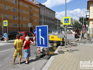 První etapa obnovy povrchu na Pražské třídě