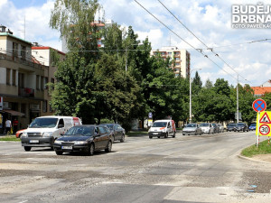 První etapa obnovy povrchu na Pražské třídě