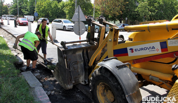 První etapa obnovy povrchu na Pražské třídě