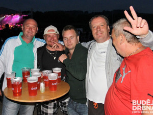 "Napiš tam, že je to tu skvělý! Přišli jsme sem hlavně na Olympic," hlásila tahle parta už při koncertě Ewy Farne