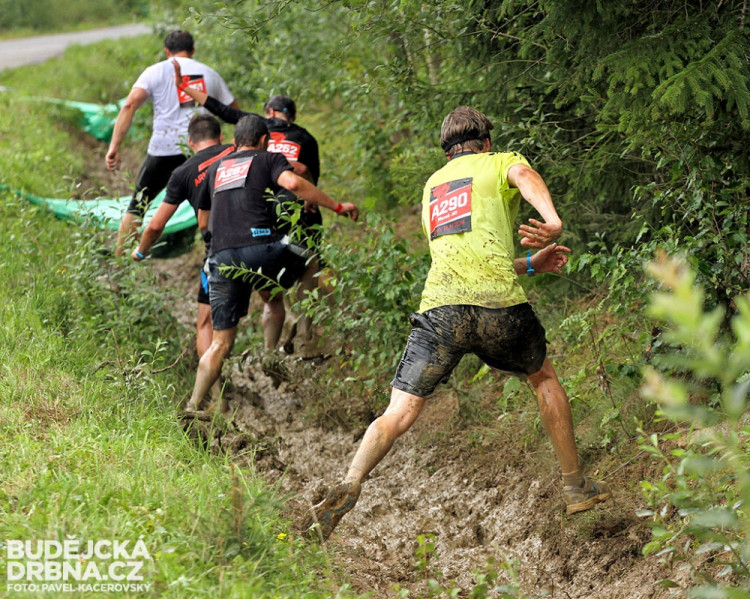 Extrémní překážkový běh Army run